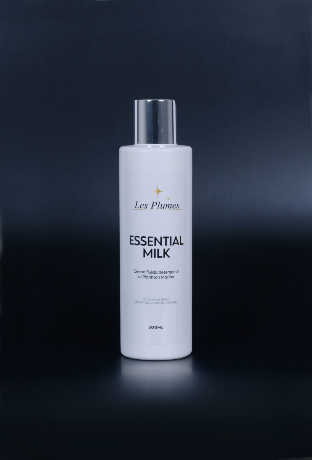 Latte detergente ricco di principi attivi idratanti adatto per ogni tipo di pelle, normale e secca. Rimuove delicatamente tutte le impurità del viso.