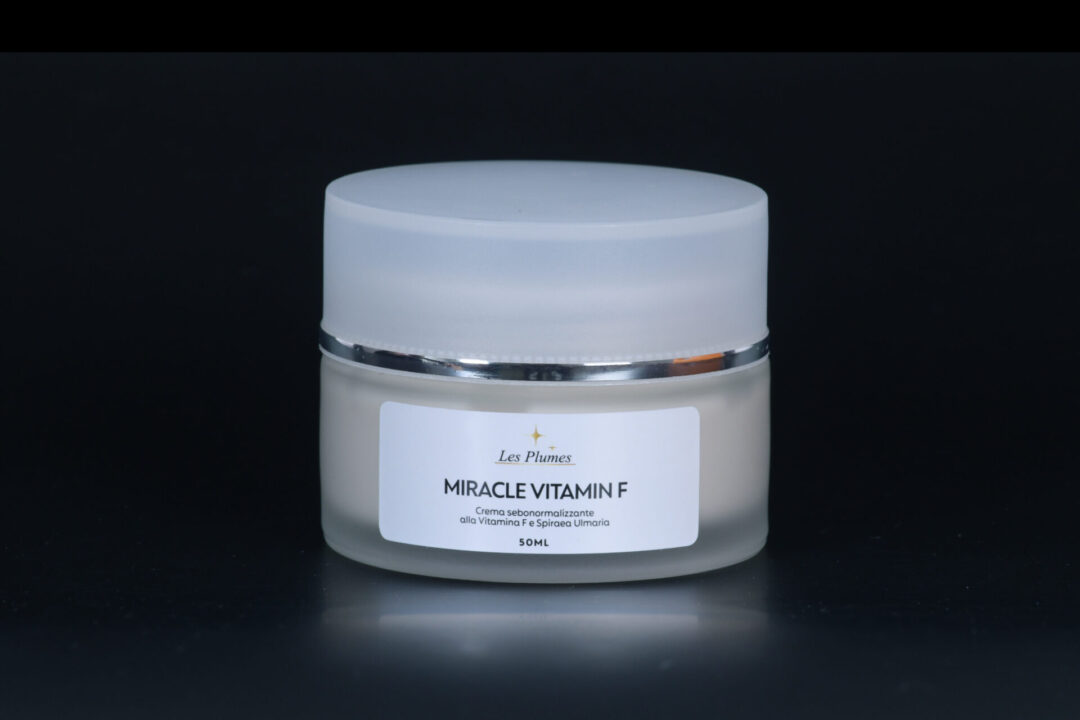 Crema acne per il trattamento locale delle manifestazioni acneiche di entità lieve-moderata. Sebonormalizzante, decongestiona la pelle irritata e infiammata