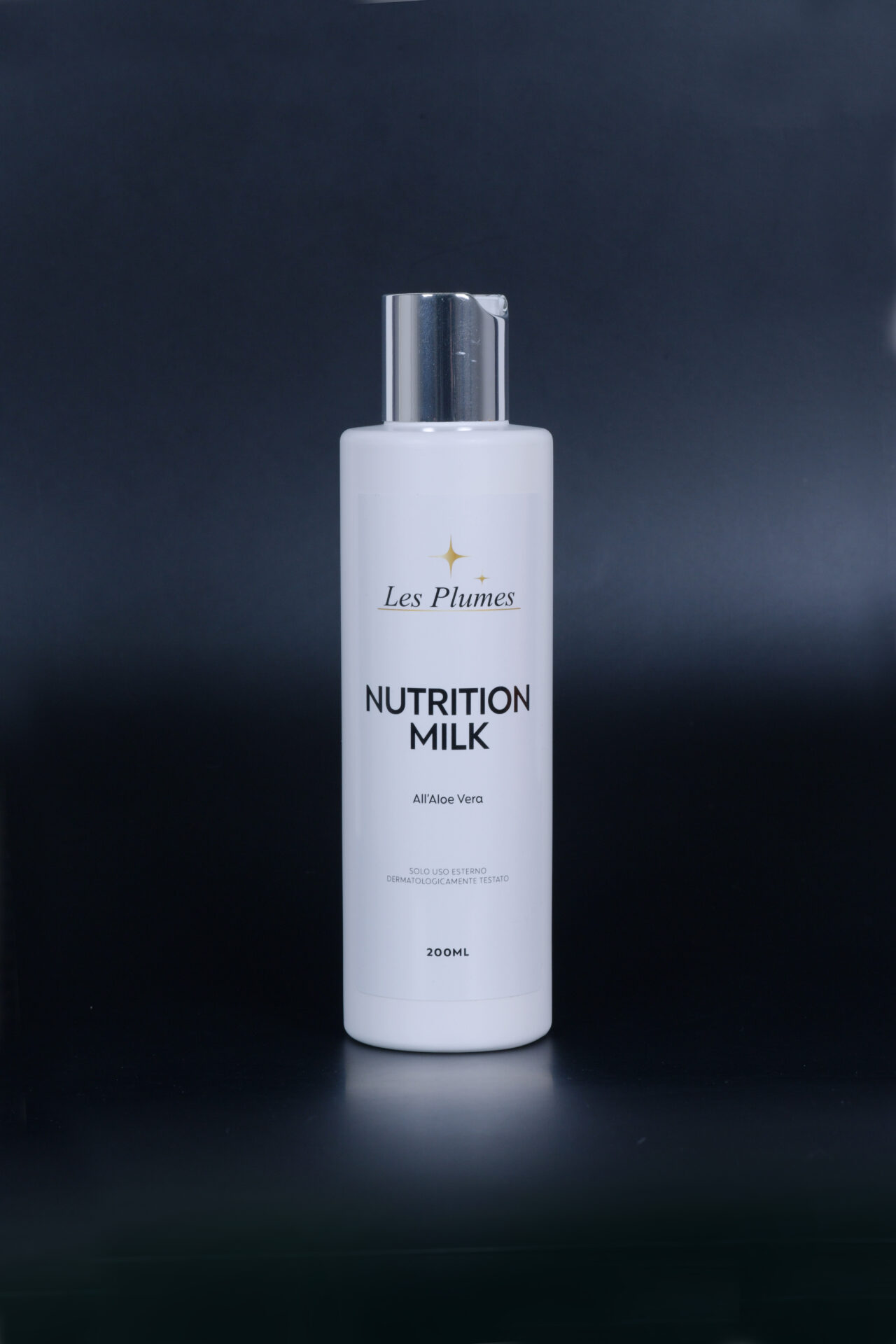 Detergente Latte Viso ad azione idratante e nutriente grazie all' elevata percentuale di Aloe Vera Biologica. Lenisce arrossamenti ed elimina le impurità.